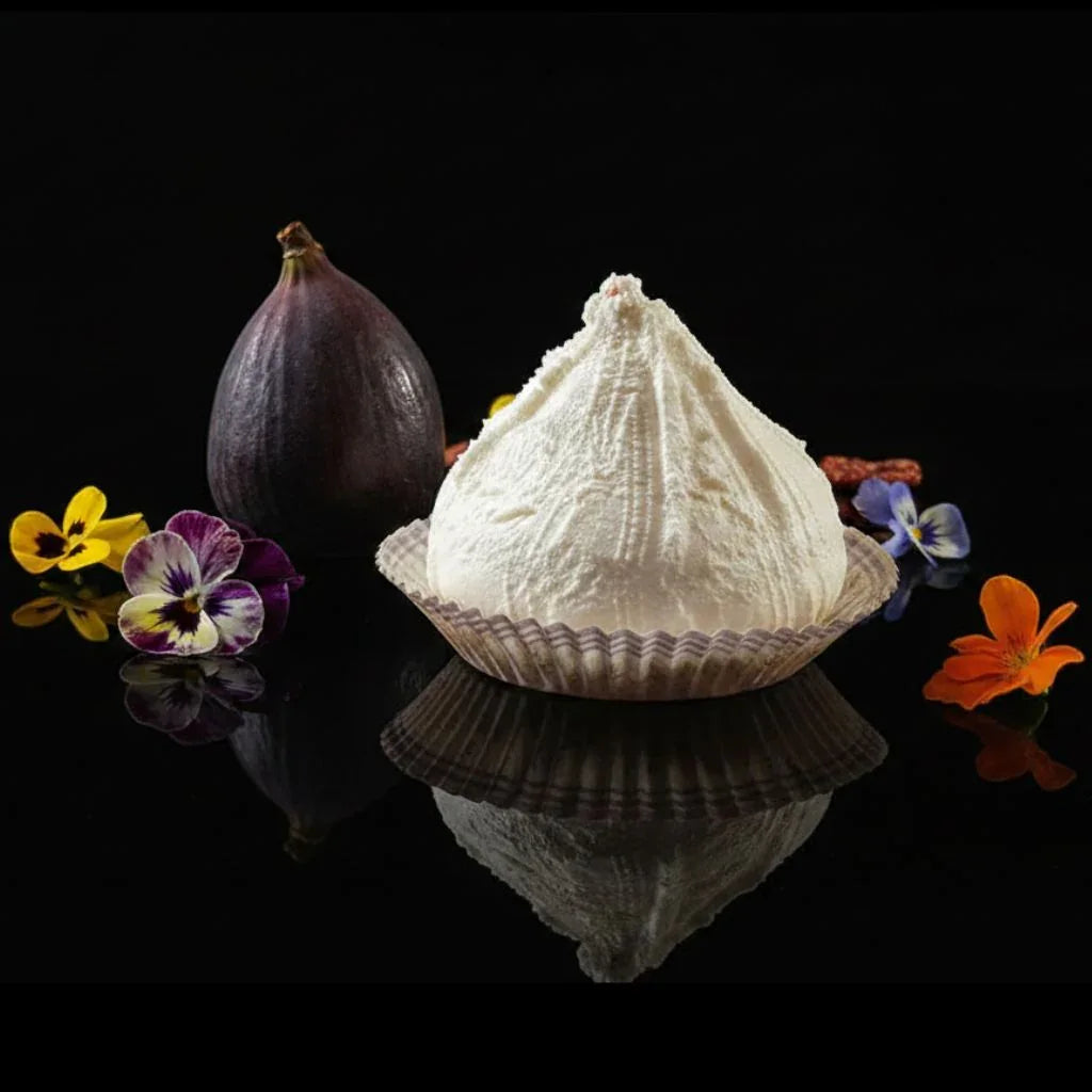 Le Figou de Nouvelle-Aquitaine entier, révélant sa forme de figue caractéristique sur un socle de bois.