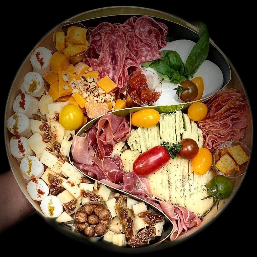 boite-apero-classique-9-a-12-pers-fromagerie-du-chateau-1 - Fromagerie du Château