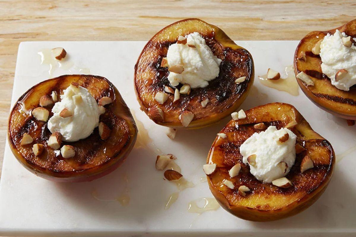 Pêches grillées au miel, amandes et fromage de chèvre frais