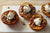 Pêches grillées au miel, amandes et fromage de chèvre frais