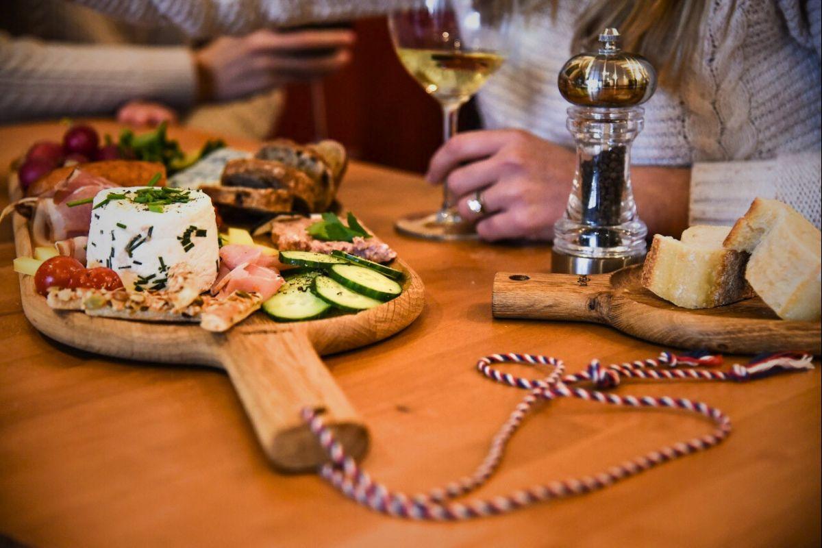 La Place de l’Apéritif en France - Fromagerie du Château
