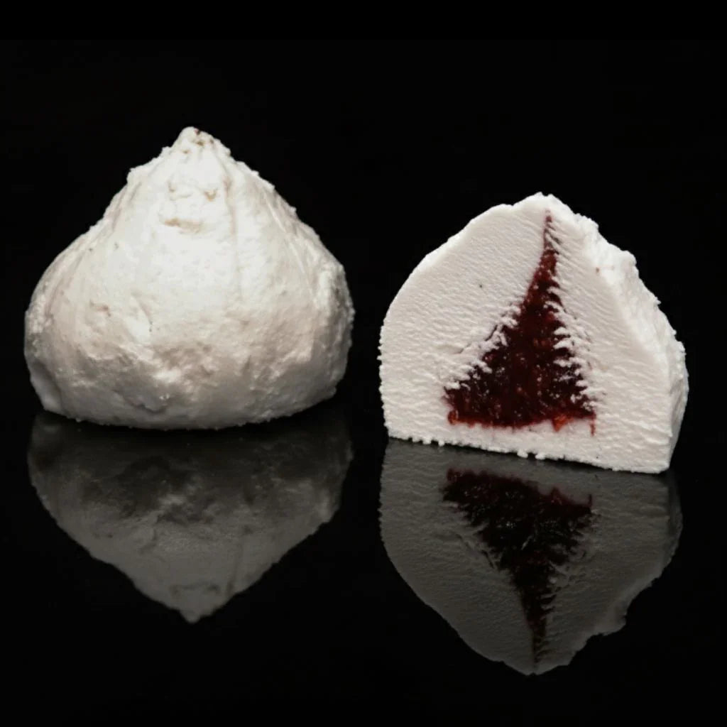 Le Figou de Nouvelle-Aquitaine entier, révélant sa forme de figue caractéristique sur un socle de bois.