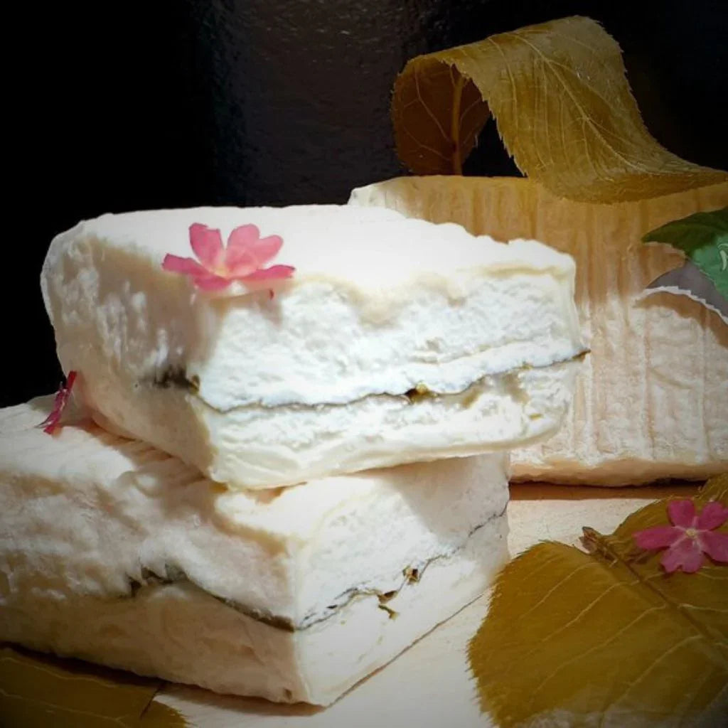 Brique Sakura Fromage de Chèvre Fermier Feuille de Cerisier