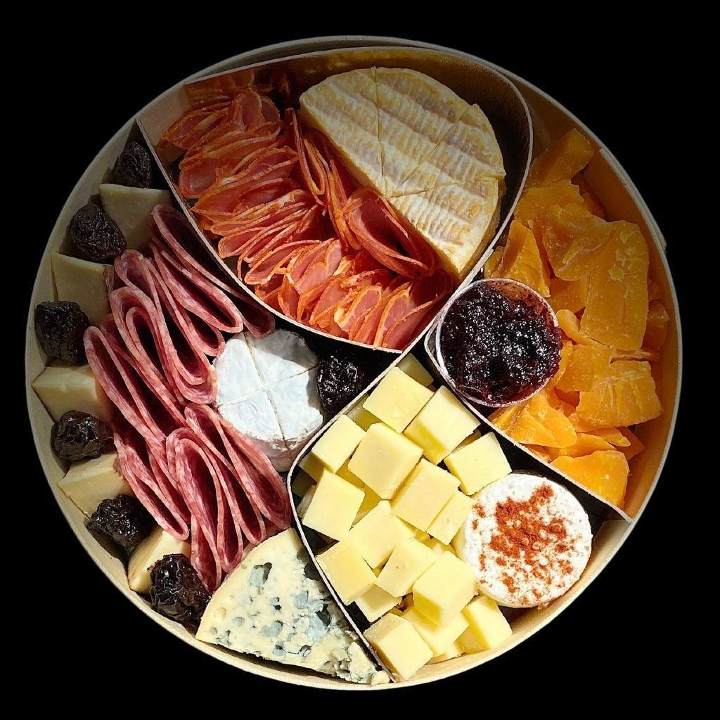 boite-apero-classique-2-a-4-pers-fromagerie-du-chateau-3_bd8ed976-df8b-497e-a2c5-eedf0eabeb46 - Fromagerie du Château