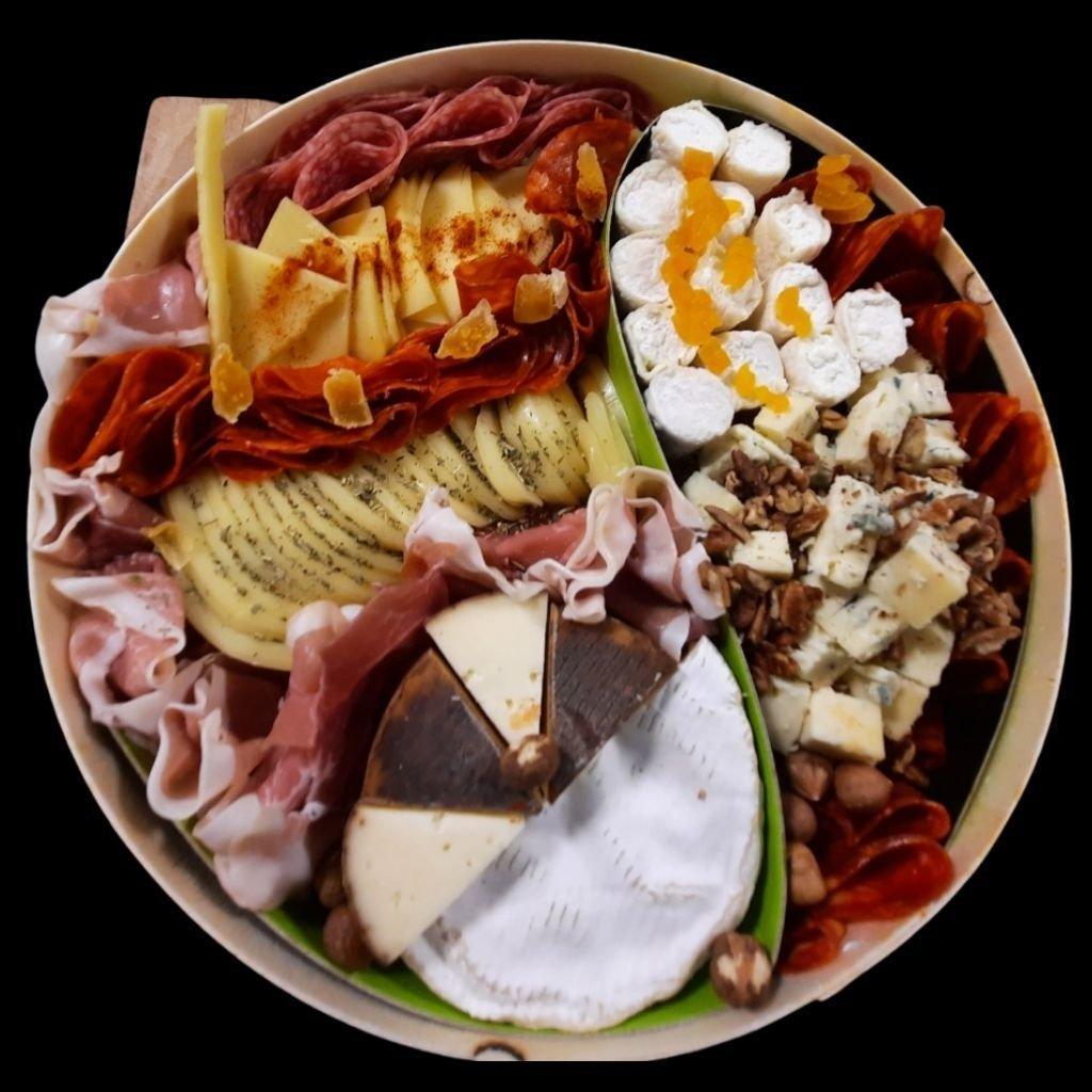 boite-apero-festive-2-a-4-pers-fromagerie-du-chateau-1 - Fromagerie du Château