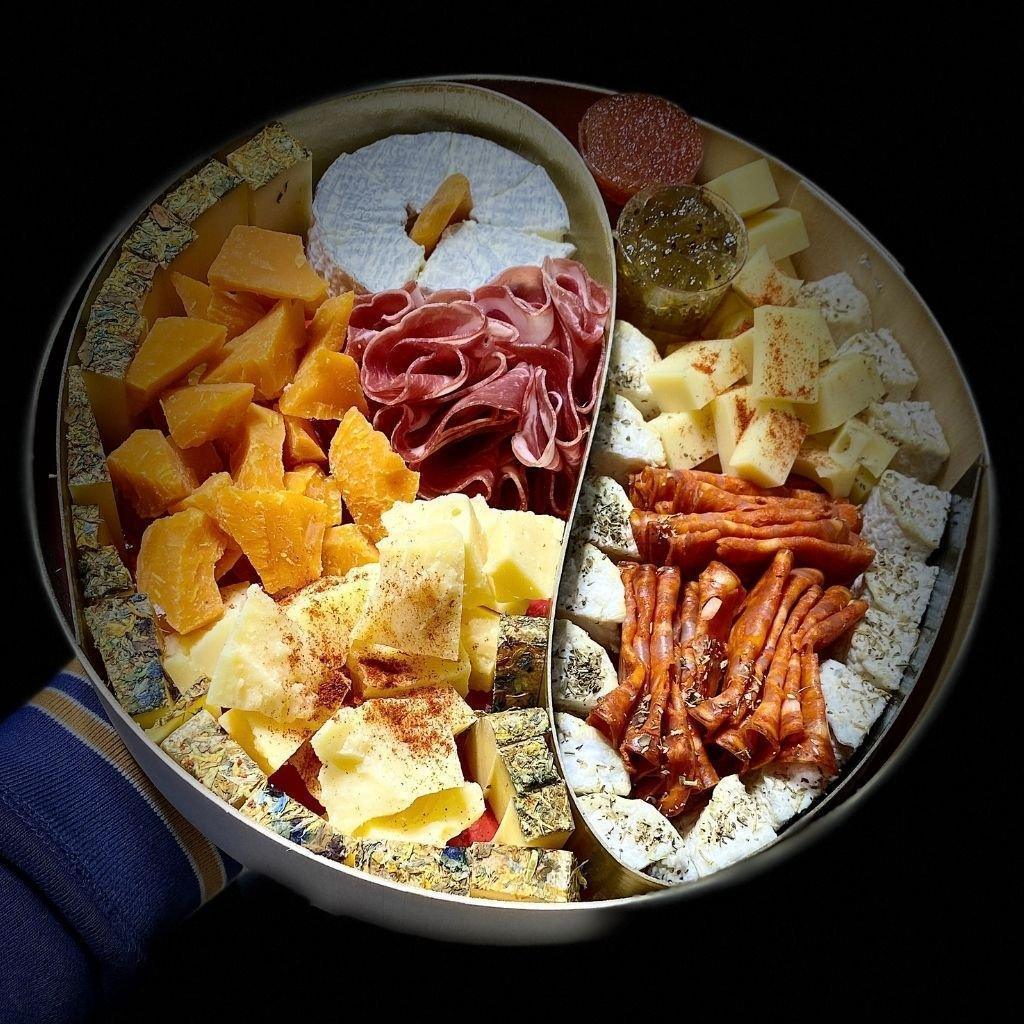 boite-apero-festive-6-a-8-pers-fromagerie-du-chateau-2 - Fromagerie du Château